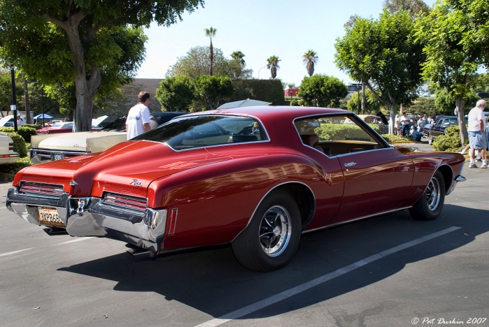 1971_buick_riviera_boat_tail_-_copper_met_-_rvr.jpg